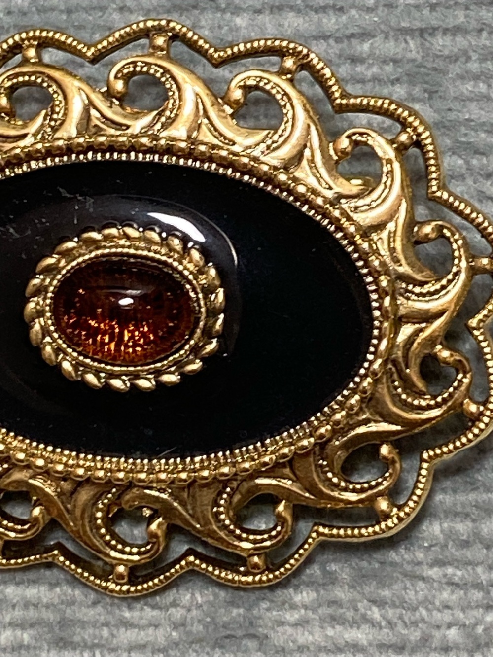 1928 Company Gold-Tone Filigree Brooch with Black Enamel Amber Cabachon Stone - Picture 6 of 10